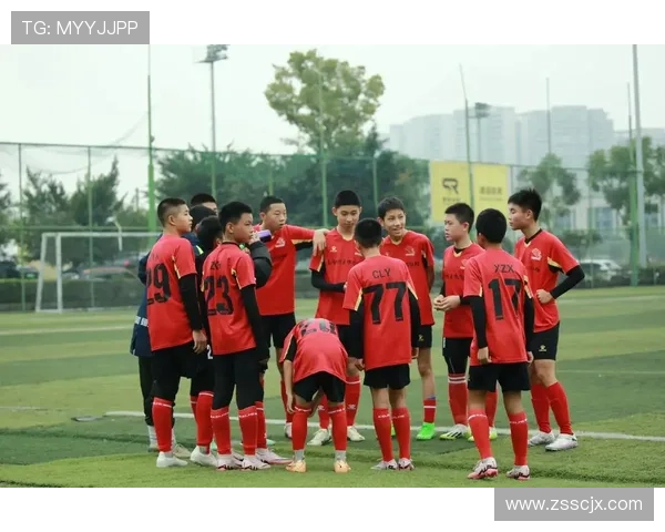 足球明星在球场上挥洒汗水的瞬间展现激情与荣耀的精彩瞬间 足球明星在球场上挥洒汗水的瞬间展现激情与荣耀的精彩瞬间